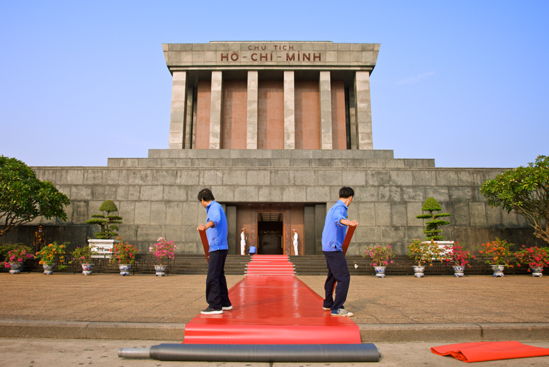 placing-the-red-carpet-in-front-of-ho-chi-minh-memorial-in-hanoi