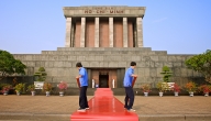 placing-the-red-carpet-in-front-of-ho-chi-minh-memorial-in-hanoi